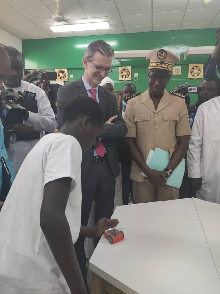 FranceoSenegal's tweet photo. "La #formation et l'#éducation sont au cœur de la coopération franco-sénégalaise".
Inauguration du 3e fablab du projet #numeduc dans le centre régional de formation des personnels de l'éducation à Rufisque. https://t.co/sAxJLqaYML