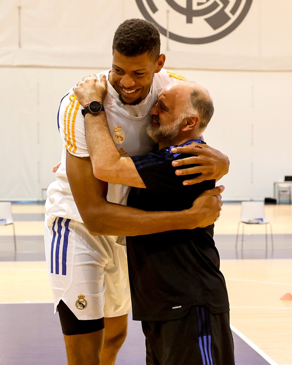 RMBaloncesto's tweet photo. .@pablolaso 🤗 @waltertavares22 https://t.co/s0h15Qjei1