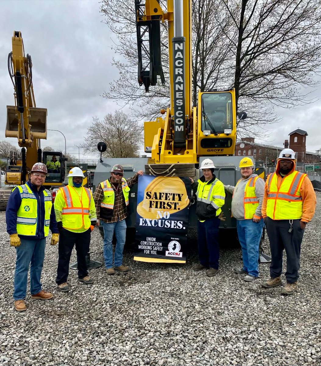 JAGCompanies's tweet photo. The Northeast Remsco Construction trenchless team at the downtown reliability microtunneling project in Providence, RI! Working with GC, @BOND_Mechanical  and keeping safety first! 

Safety. It’s Not Optional! #constructionsafety #microtunneling https://t.co/CFYaKuS1wH