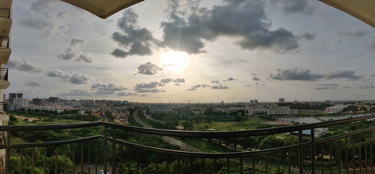 ChitraChaudhuri's tweet photo. The sky today seems like it is rendered with #UnrealEngine5 #realengine https://t.co/ESdScNqrug