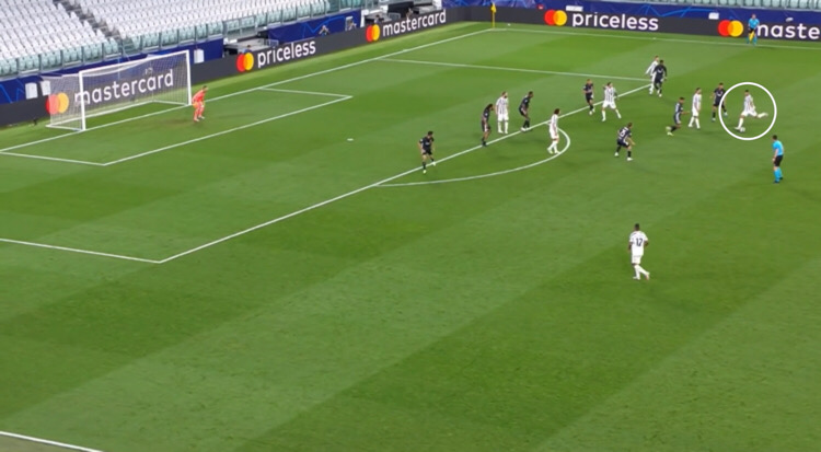 Cristiano Ronaldo needs to explain how he scored THIS with his weak foot. 😳