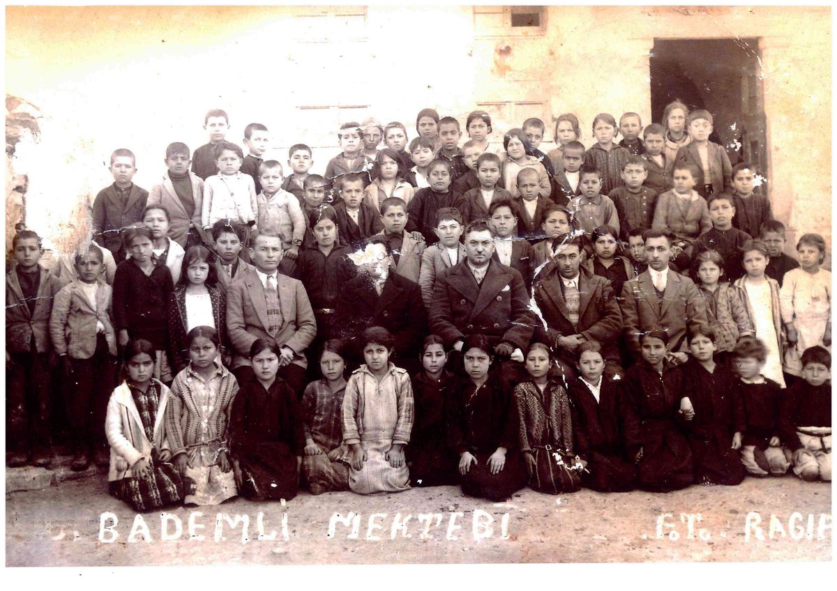 Bademli_MED's tweet photo. Bademli Mektebi öğrenci ve öğretmenleri - 1932
(Arif Çevik'in arşivinden) https://t.co/GBXh1TK6Gu