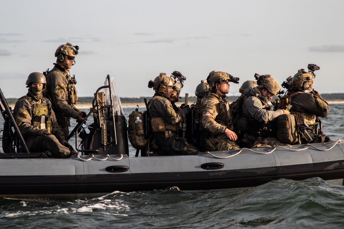 NavySEALfnd's tweet photo. “A hero is someone who understands the responsibility that comes with his freedom.” Bob Dylan
Photo Credit: Staff Sgt. Brandon Nelson
#FreedomFriday #NSW #NavySEALs #SEALs #SWCC #NavySEALFoundation #OnlyEasyDay #OnlyEasyDayWasYesterday https://t.co/gv5UJLO8gH