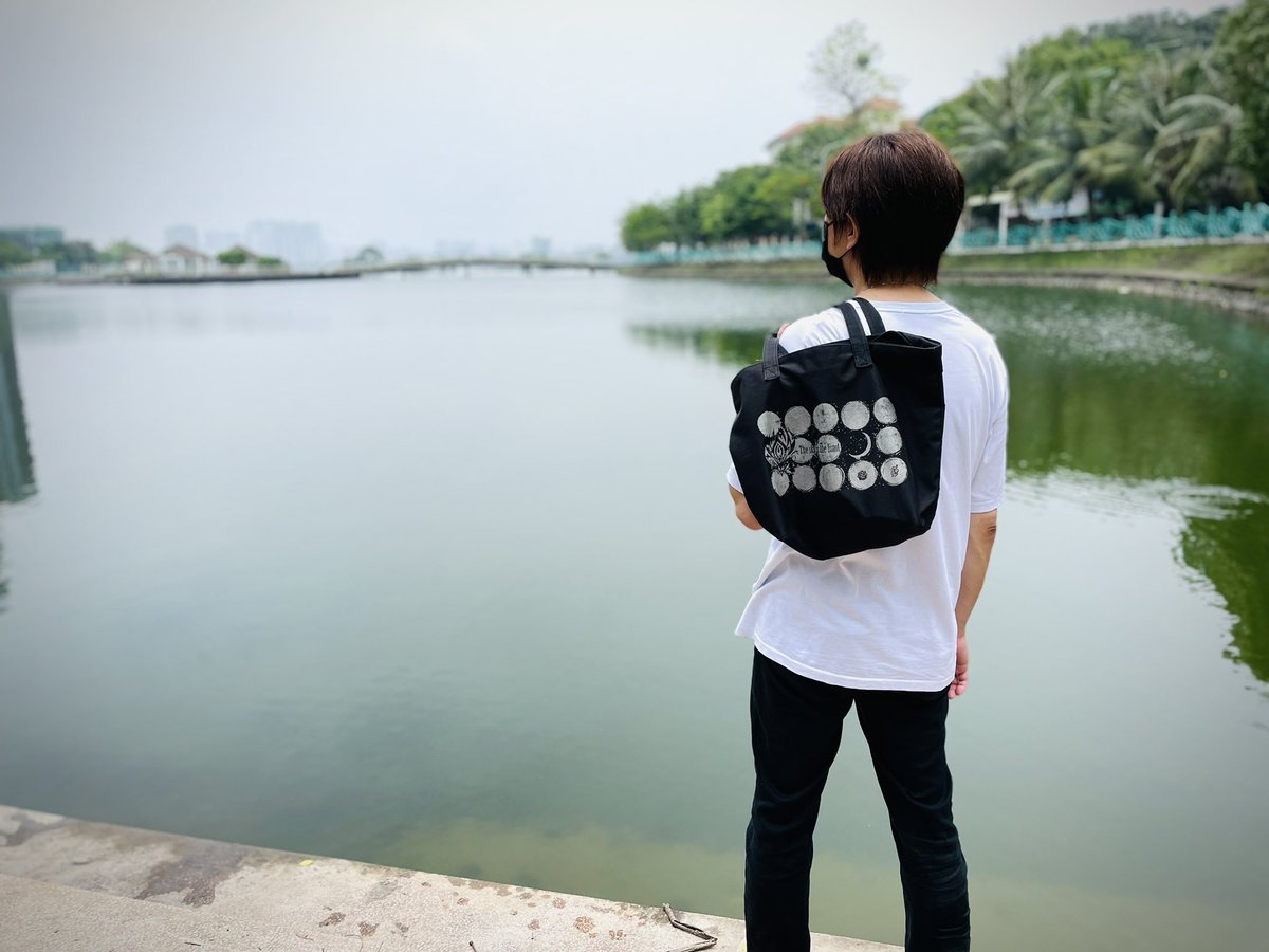 ENDLESS_SHIGE's tweet photo. ようやく時間が取れたので、キーボードをレコーディングしました。何度聴いても良い曲だと思うので必ずアルバムを完成させて心待ちにしている方に届けたいです。写真は、行き詰まって散歩に行き傷心中のTETSUさん。 https://t.co/EpDH4J3Fyo