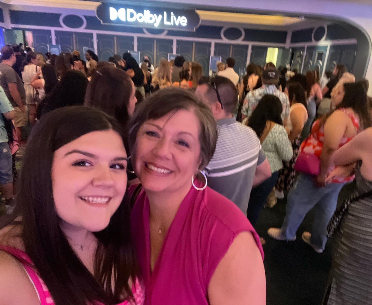 GabbyElbrecht's tweet photo. But does your mom go with you to Vegas to see the Jonas Brothers!!!!! @joejonas @nickjonas @kevinjonas @joejonas last night was so good❤️❤️ https://t.co/0mm940gjxJ