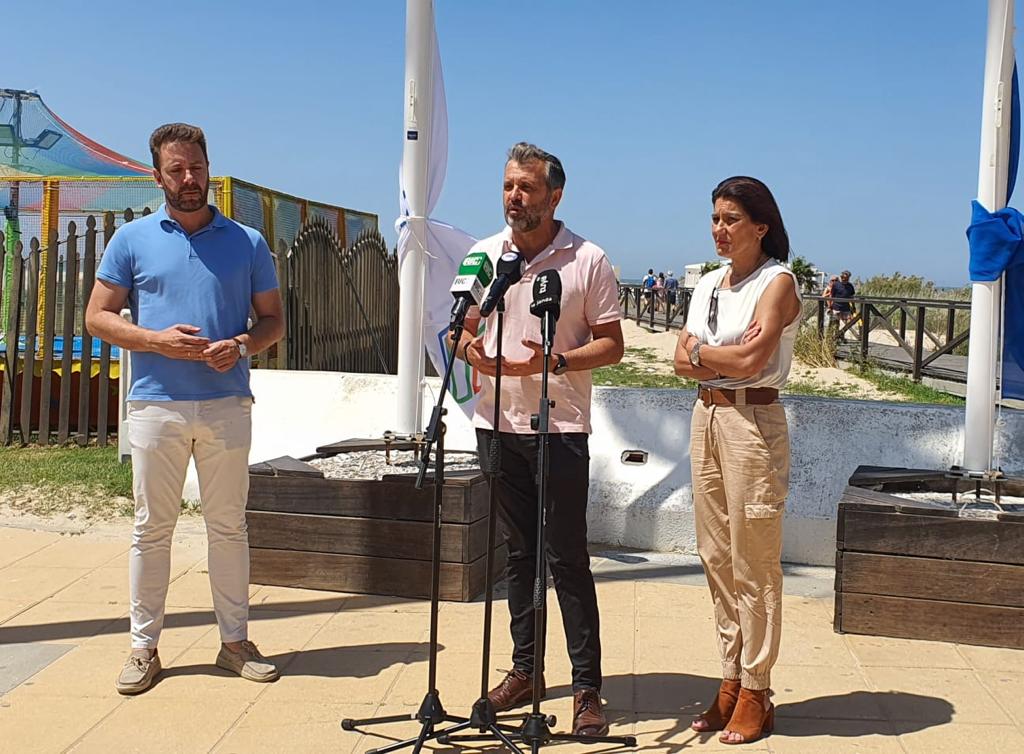 TurismoAND's tweet photo. 🌅 #Conil revalida sus 3⃣ Banderas Azules para este verano ☀
🏖 Los Bateles
🏖 El Roche
🏖 La Fontanilla
📌 DT @maruhermon_cs ha asistido al izado de una de ellas ▶
🌊 La provincia de #Cádiz cuenta con 3⃣4⃣ distintivos en sus playas y puertos deportivos.
💙#BanderasAzulesAND https://t.co/K2gLhDjwzu