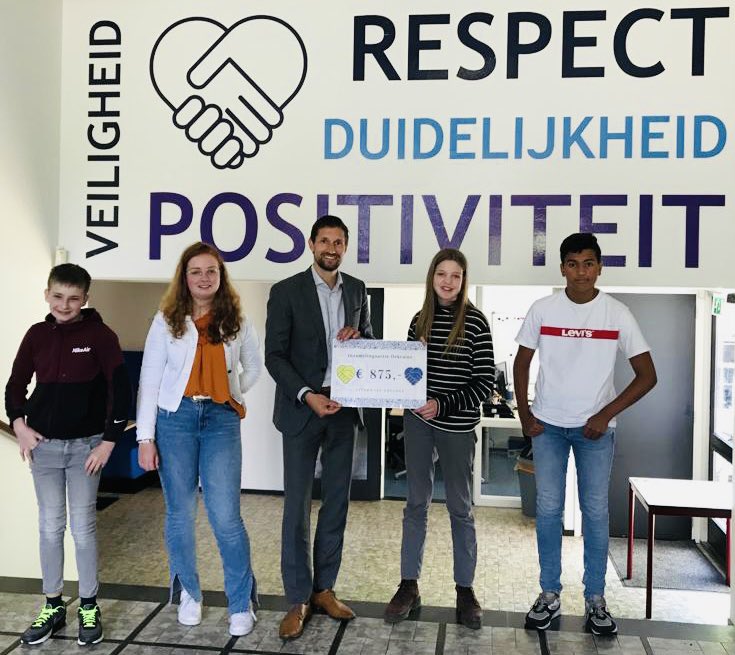 Eelke Kraaijeveld (@eelkek) on Twitter photo Gisteren deze prachtige cheques voor Oekraïense vluchtelingen in ontvangst genomen bij 2 scholen <a href="/gem_gorinchem/">Gemeente Gorinchem</a>. De leerlingen hebben verschillende activiteiten georganiseerd om deze geweldige bijdragen bij elkaar te brengen. #Lingewaal #Jenaplan #Pittigepanters #hartverwarmend Gisteren deze prachtige cheques voor Oekraïense vluchtelingen in ontvangst genomen bij 2 scholen <a href="/gem_gorinchem/">Gemeente Gorinchem</a>. De leerlingen hebben verschillende activiteiten georganiseerd om deze geweldige bijdragen bij elkaar te brengen. #Lingewaal #Jenaplan #Pittigepanters #hartverwarmend