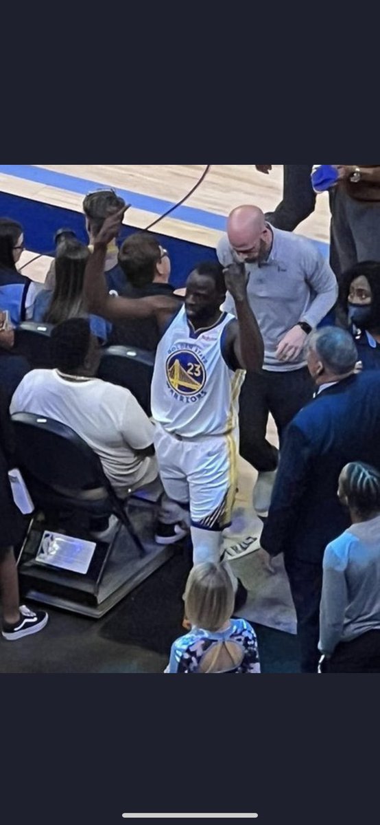 MikeSlidesAlot's tweet photo. @KlayThompson complaining about an F bomb when your teammate literally does this…. Keep making excuses buddy, that’s not how you’ll get a ring https://t.co/9BI4cG7RSy