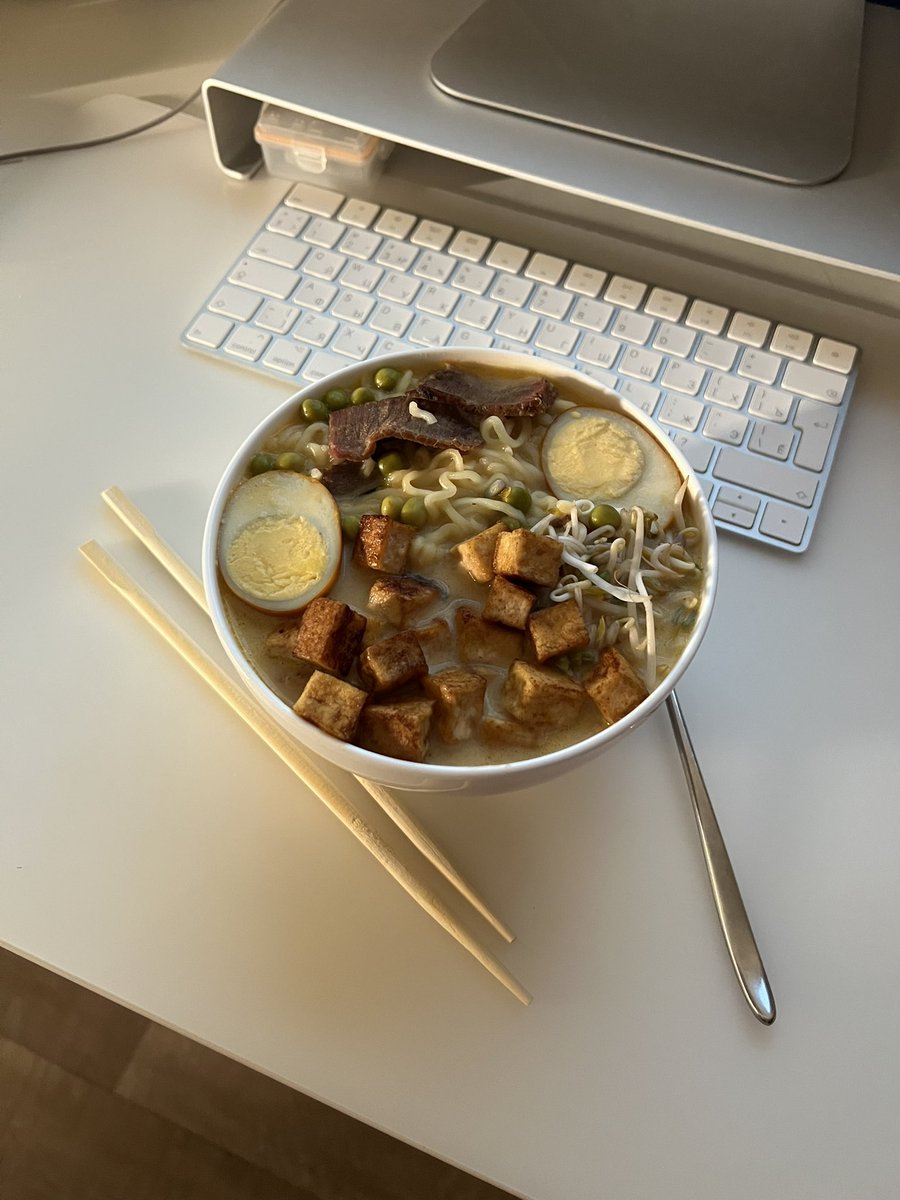 Решил, что на ночь глядя душа просит рамен. 15 минут и вот он готов. Внутри лапша яичная, бульон, приправы, кокосовое молоко, слайсы заранее приготовленного медальона говядины, яйцо копченое, тофу обжаренное с устричным соусом, ростки сои, горошек