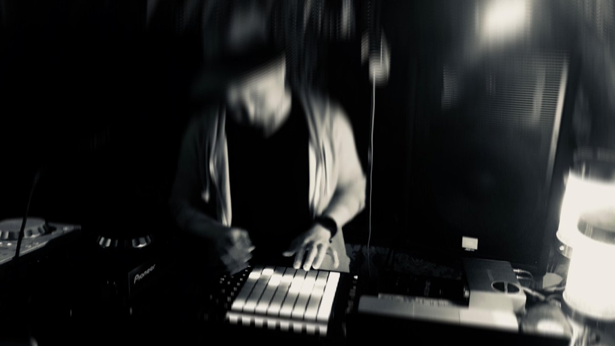 gong9681's tweet photo. Songwriter, Beatmaker, Sound Producer, Arranger, Mixing Engineer, Guitarist等あらゆるスタイルで様々なアーティストをプロデュース。独創的で絶妙な言葉選びに定評のあるLyricistとしても活躍している。近年はタイのDCNXTR、Yaak Labとのコラボ作品を発表するなどアジア圏にも活動の場を広げる。 https://t.co/tshzILLHxF
