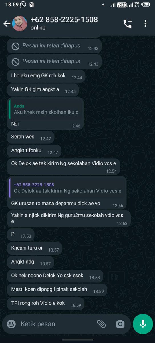 Kejahatan masa kini yang mengexploitasi anak anak. 

Anak2 takut cerita ke siapapun, ketakutan anak jadi senjata mereka untuk terus minta jatah. 
Tiap malam minta dikirim photo atau vcs. Klo tidak dituruti, diancam akan ngirim photo atau video ke sekolah. 
Entah gimana awal mulax