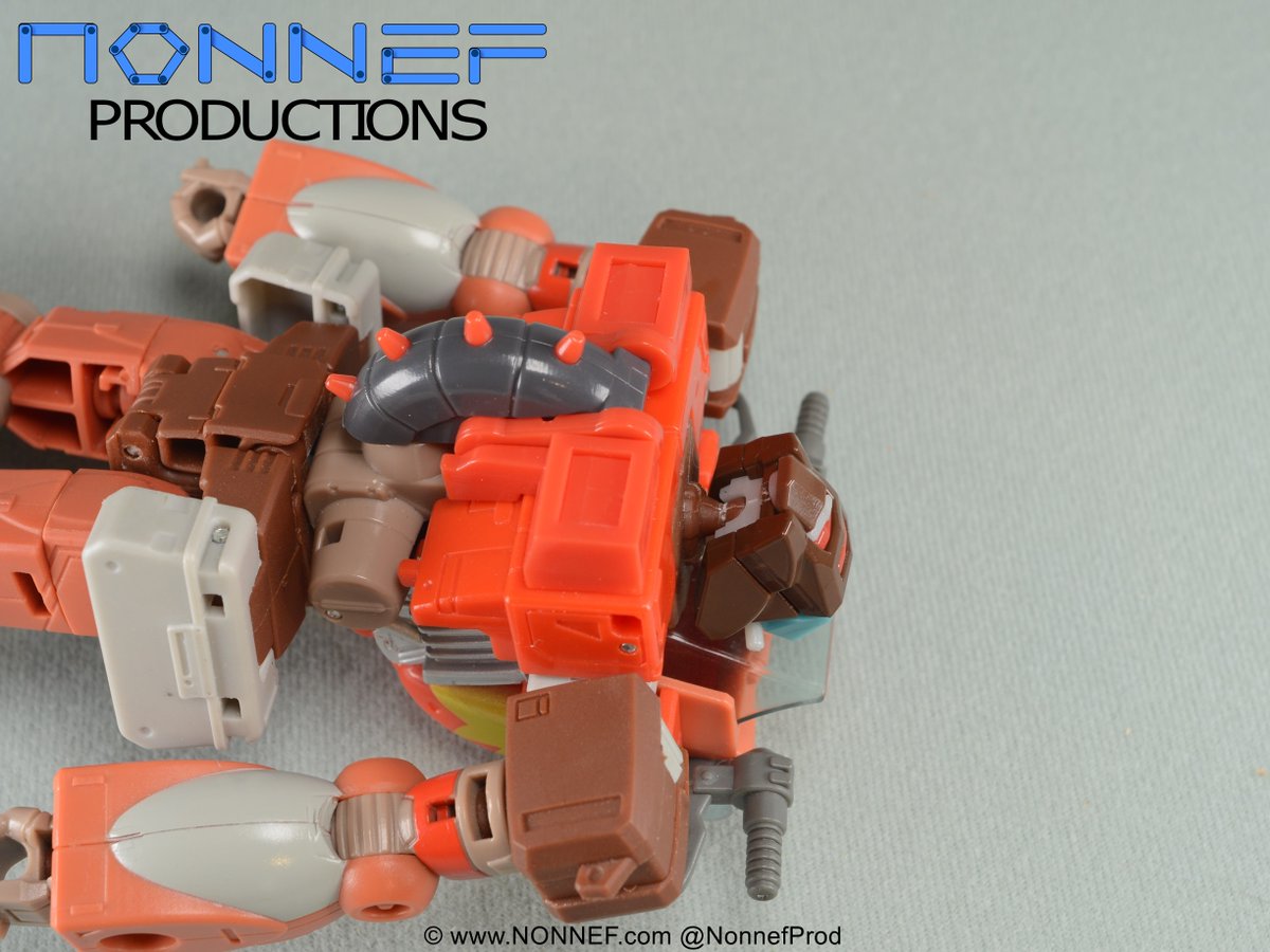NonnefProd's tweet photo. Attach the side head panels and drop in the eyes. May want to use glue or tac to keep them from sliding.
Attach the windscreen, insert the center neck mount, and press the front onto the sides until everything is flush.
Add the faceplate you prefer and pop onto the neck ball. https://t.co/tchRy6QLlG