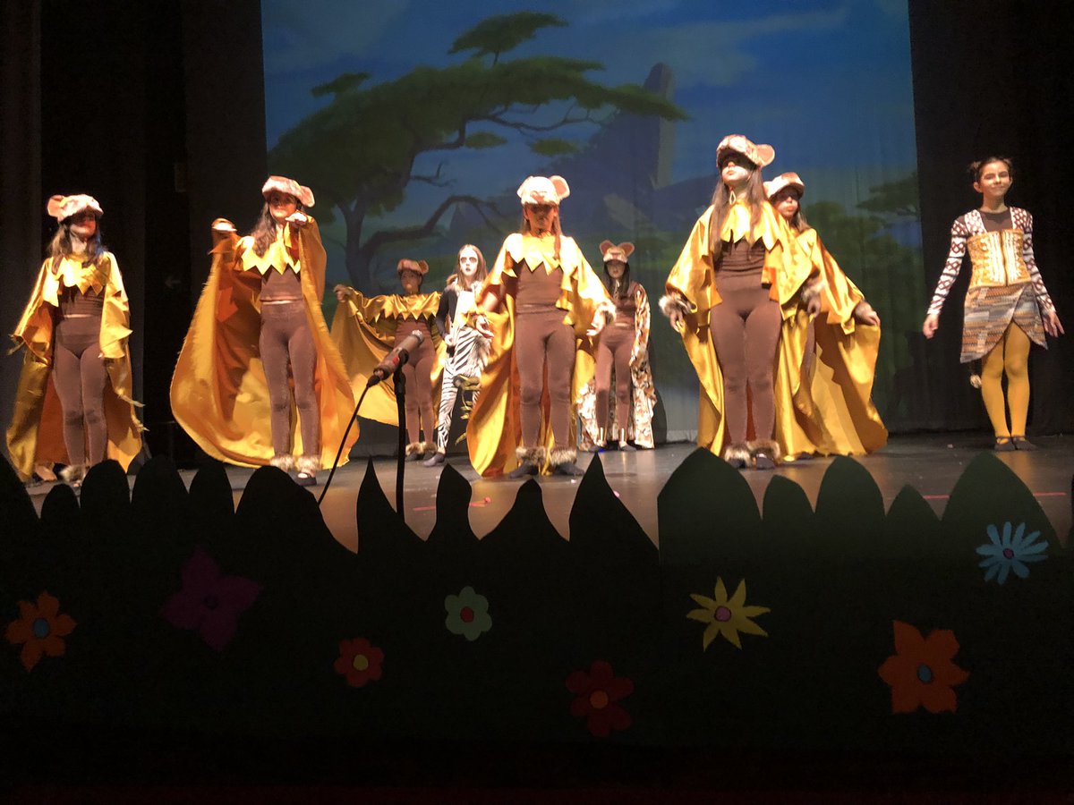 Vickyquinta's tweet photo. @AyuntamientoVLL felicita al colegio público  @alonsoberruguet por esa interpretacion maravillosa del Rey Leon. Gracias al alumnado, profesorado y familias por el trabajo https://t.co/1jFGLwWdYu