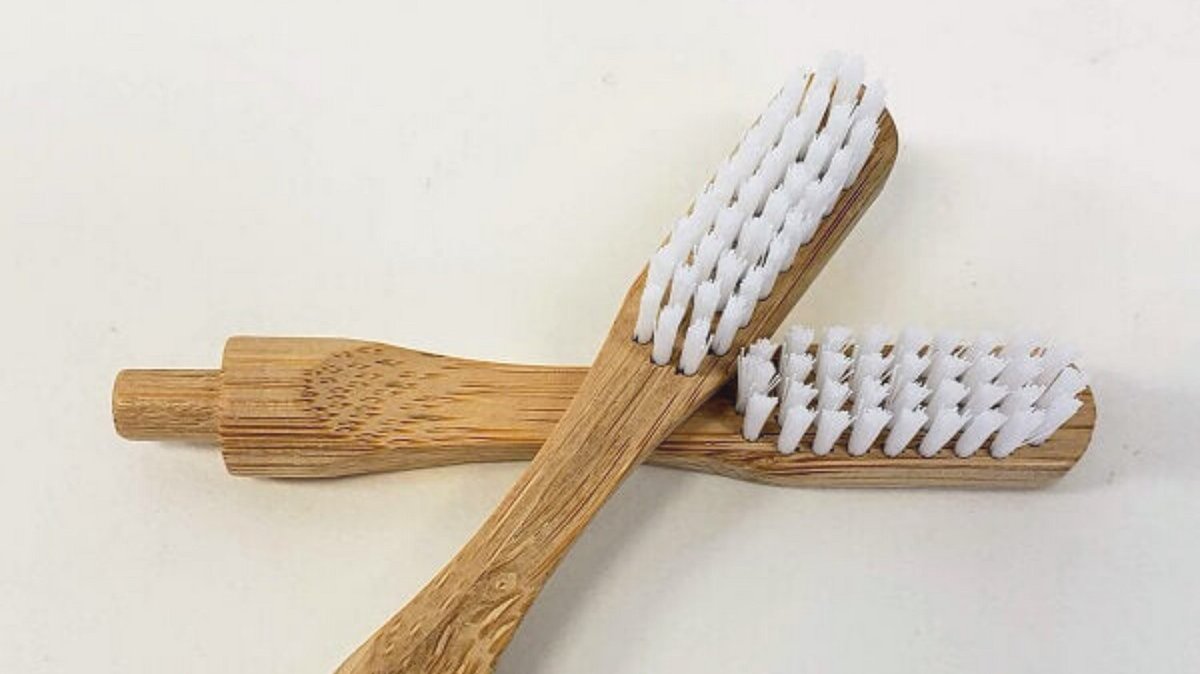 RootsRefillery's tweet image. Refillable toothbrush???

These #ecofriendly #bamboo toothbrushes from Plantish are #biodegradable, sure, but they also offer the ability to swap out your old toothbrush head for a new one instead.

Check them out on our website.  👏

rootsrefillery.ca/products/refil…

#dentalhealth