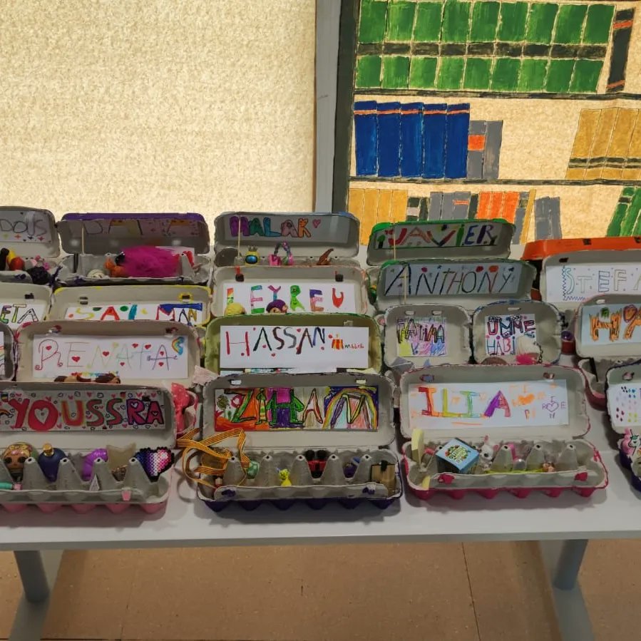 escolageneralp1's tweet photo. Dins del projecte vincles amb la Biblioteca X. Amorós, El grup de 3r, ha compartit amb les famílies l'activitat:"Una mica més de mi". A partir d'entrevistes fetes entre els mateixos infants. Tot acompanyat amb una exposició! #projectevincles @biblioteques_reus @reuscultura https://t.co/X9DzLgstsA