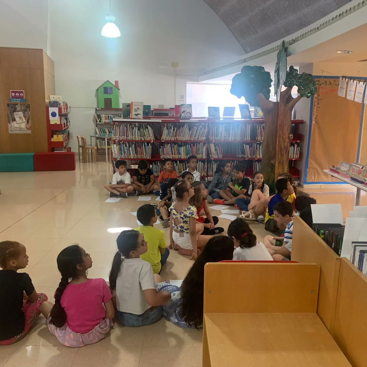 escolageneralp1's tweet photo. Dins del projecte vincles amb la Biblioteca X. Amorós, El grup de 3r, ha compartit amb les famílies l'activitat:"Una mica més de mi". A partir d'entrevistes fetes entre els mateixos infants. Tot acompanyat amb una exposició! #projectevincles @biblioteques_reus @reuscultura https://t.co/X9DzLgstsA