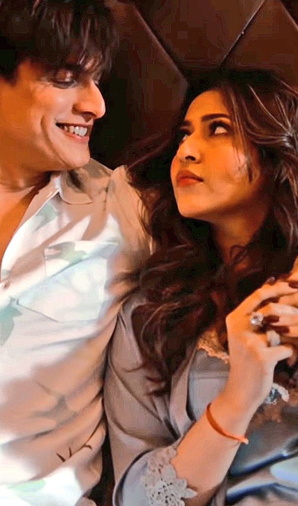 Some cozy moments of Mohsin &amp; Sonarika from #ShonkSe 

Keep Streaming the MV.❤️

#MohsinKhan #sonarikabhadoria