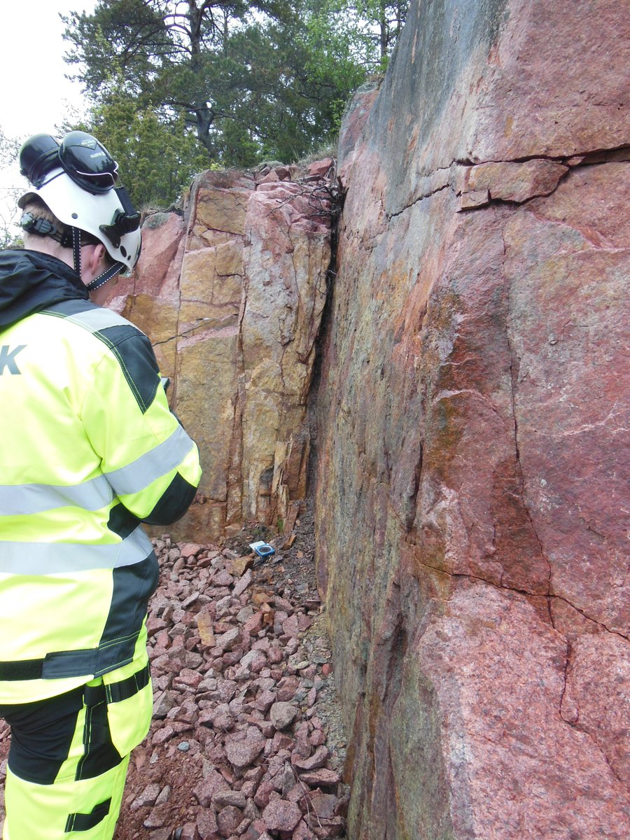 Throwback to Åland 🇦🇽 from last week. Fieldwork within <a href="/KYTKARIKKO/">KYTKARIKKO</a> project and sampling fault gouge at an excellent new roadcut. 
#chapeu🤩😍#bueno 🤩😍
#FridayFieldPhoto 23/2022.
#Geologyrocks #geologypage #geologia #geology