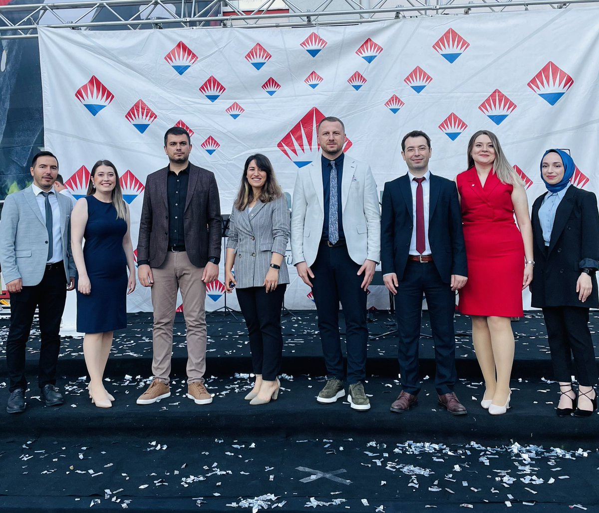 8. Sınıf öğrencilerimizi mezuniyet programımız ile liseye uğurladık. Öğrencilerimizin yolu, bahtı açık olsun.. 
Öğrencilerimizi en iyi şekilde liseye hazırlayan tüm öğretmenlerimize teşekkür ederiz.. 🎓🎉✨