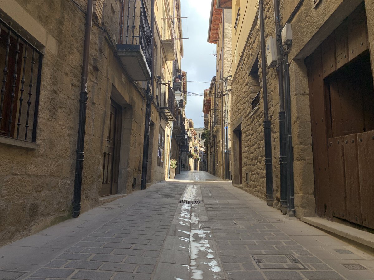CronicoViajero's tweet photo. Laguardia es una de las localidades más emblemáticas de La Rioja Alavesa. Esta villa amurallada e incluida en los @LosPueblosmbe es una delicia para los amantes del vino. Además, el guiño a los viajeros nos acaba encandilando del todo. #BasqueRoute https://t.co/Jdzsau0wcm
