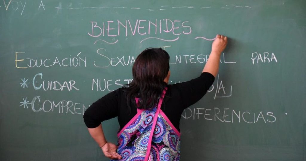 AgenciaComBA's tweet photo. 🚫 #LenguajeInclusivo: El gobierno porteño prohibió el lenguaje inclusivo en escuelas

La medida regirá desde este viernes y se extiende a todos los contenidos que dictan los docentes en clase. https://t.co/zq8Nl03WEV

#GobiernoPorteño #Educación #Escuelas #Docentes #Repudios https://t.co/gmRrkrx9k3