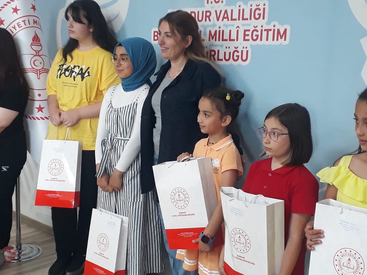 “Trafikte Saygı ve Sabır” konulu karikatür yarışmasında İl 2.si olan 7-B sınıfı öğrencimiz  Sema Nur Gümüş, Burdur İl Milli Eğitim Müdürlüğü binasında düzenlenen törende ödülünü İl Milli Eğitim Müdürümüz Nesrin Kakırman’ın elinden aldı. <a href="/BurdurilMEM/">Burdur İl Milli Eğitim Müdürlüğü</a> <a href="/bucakmem/">Bucak İlçe Milli Eğitim Müdürlüğü</a>