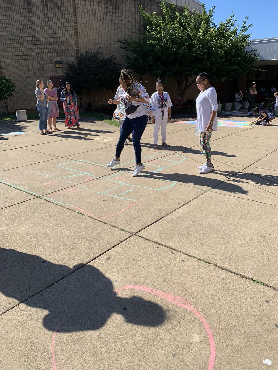 MVMAJORS's tweet photo. Sidewalk chalk! #MVHSWellnessDay https://t.co/BvuPtnbmiX