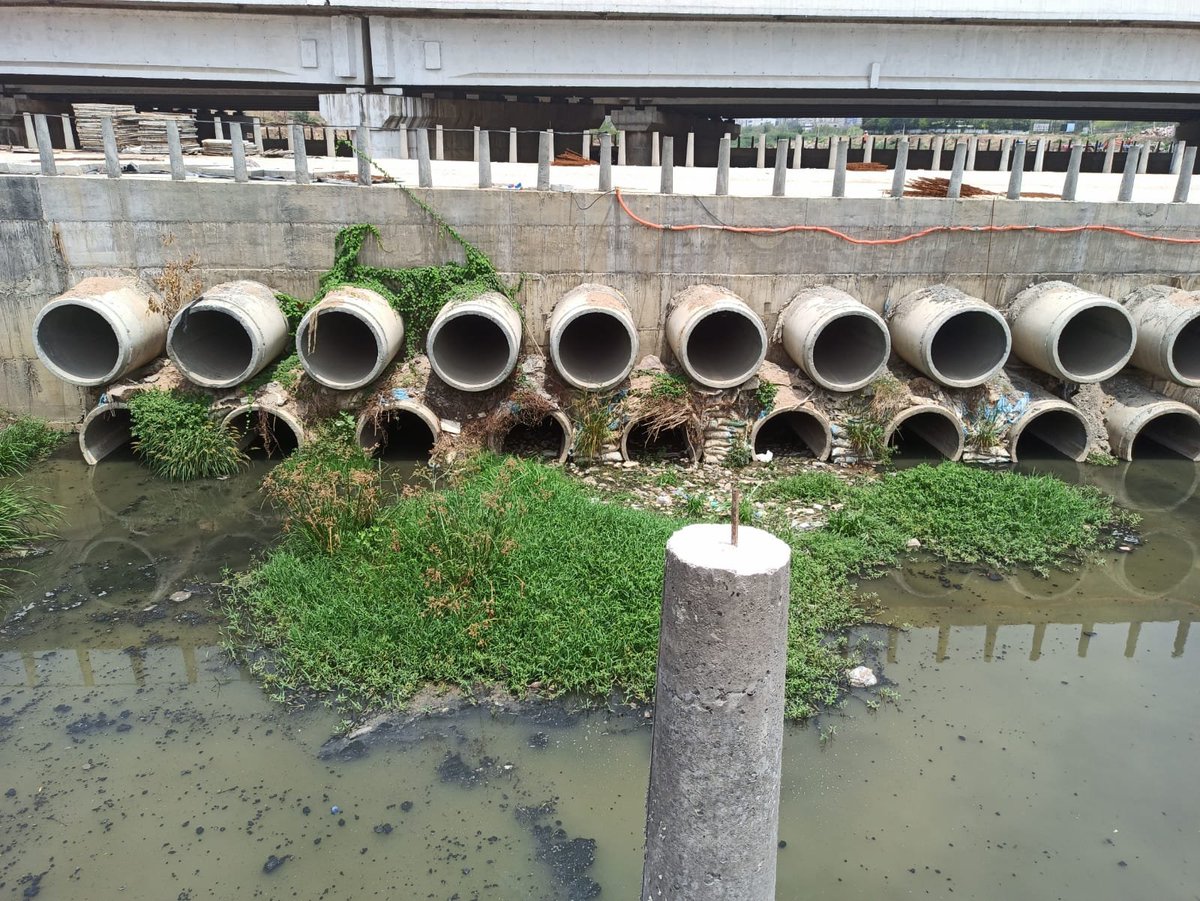 DonthiNreddy's tweet photo. Anything missing? @asifalikhan_1 Musi is missing here 👇 #GO111 removed #GO69 implemented. Free for all.
at Narsingi, reduced to some 15 m, and 11 pipes width. https://t.co/flD9lhnA4R