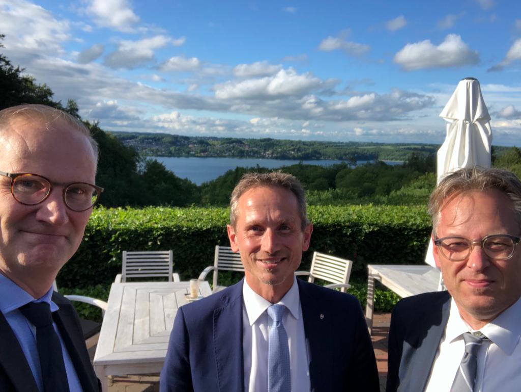 Minggu yang produktif ini diakhiri dengan pembahasan bagaimana perusahaan 🇩🇰 dapat mendukung transisi energi hijau 🇮🇩, saat Menteri ESDM Indonesia Pak Arifin Tasrif berkunjung ke Denmark, bersama CEO Green Power Denmark Kristian Jensen, Lars Lose dari CIP dan Patrick dari Vestas.