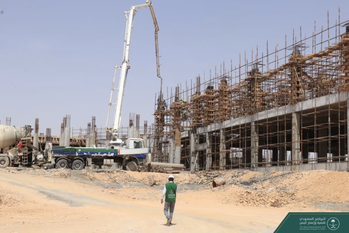 بهدف دعم القطاع الصحي في #اليمن ورفع مستوى الخدمات الطبية والتعليمية📚 في #المهرة وماجاورها. 
تستمر أعمال 👷🏼‍♂️
##مدينة_الملك_سلمان_التعليمية_والطبية، وتشغل المدينة مساحة مليون متر مربع، تضم بناء مستشفى بسعة 110 سرير، وغرف للعمليات الكبرى والقلب والعناية المركزة، وعيادات متخصصة