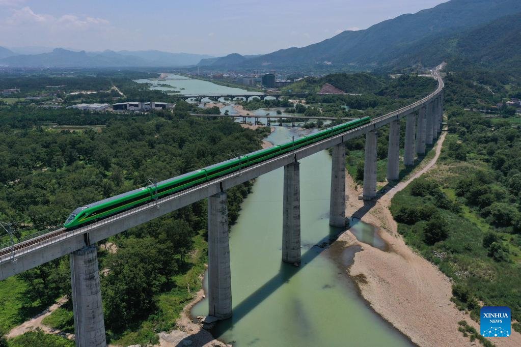 ChinaEmbinCH's tweet image. #China&apos;s high-speed rail network hit 40,000-km mark by end of 2021, reaching out to 93% of domestic cities with a population of over 500k: National Railway Administration

Over the past decade, cumulative railway fixed-asset investment has topped 7 trillion yuan ($1.05 trillion).