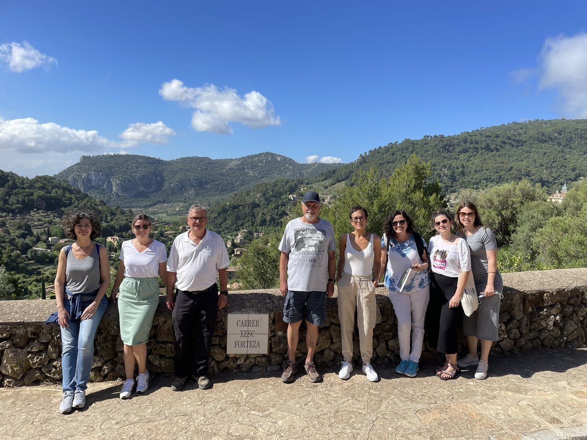 CsEsporles's tweet photo. Avui hem començat amb el projecte de #rutasaludable a Valldemossa de la mà de @goib per augmentar els actius en salut de la població 🚶🏻♀️🚶Mantenir-se actiu es possible!! Després de l’estiu començam a caminar!! Apunta’t! #mapeando #apdeprimera @AjValldemossa https://t.co/ZJixx3g2YQ