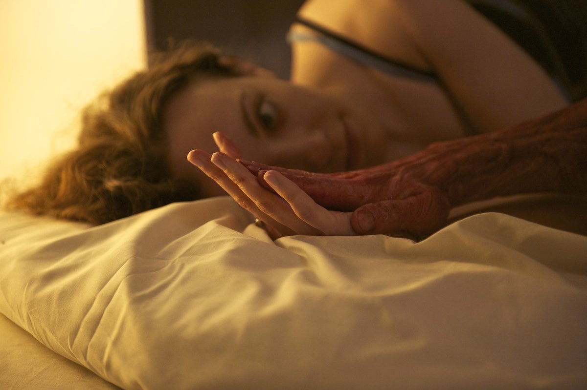 levmauc's tweet photo. Sobre relaciones tóxicas, HE TOOK HIS SKIN OFF FOR ME es la historia de un hombre que se arranca la piel por su pareja. Una dura reflexión sobre aquello que dejamos de ser en una relación para satisfacer a lo que el otro quiere que seamos. Gratis aquí: https://t.co/dwFBz1dKAH https://t.co/JinMQslc4Q