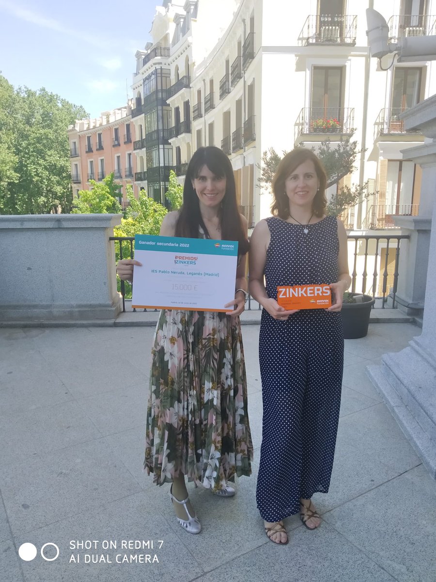 ¡Ganadoras! Las profesoras del Programa Profesional del IES Pablo Neruda de Leganés reciben, muy emocionadas y orgullosas de sus alumnos/as, el Premio Zinkers de secundaria organizado por la Fundación Repsol. #PremiosZinkers #iespabloneruda