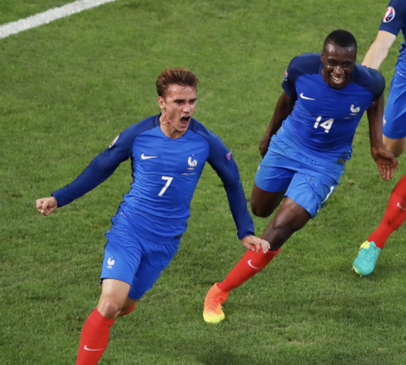 HeartofFooty's tweet photo. 44' - GRIEZMANN PENALTY 🇫🇷 2-0 🇵🇪
There was a real delay between the penalty being awarded and taken, but Griezmann didn't let it bother him, coolly performing a Panenka penalty
#FRAPER #AribaPeru #CloseButNoQatar https://t.co/EIDurbeqHl