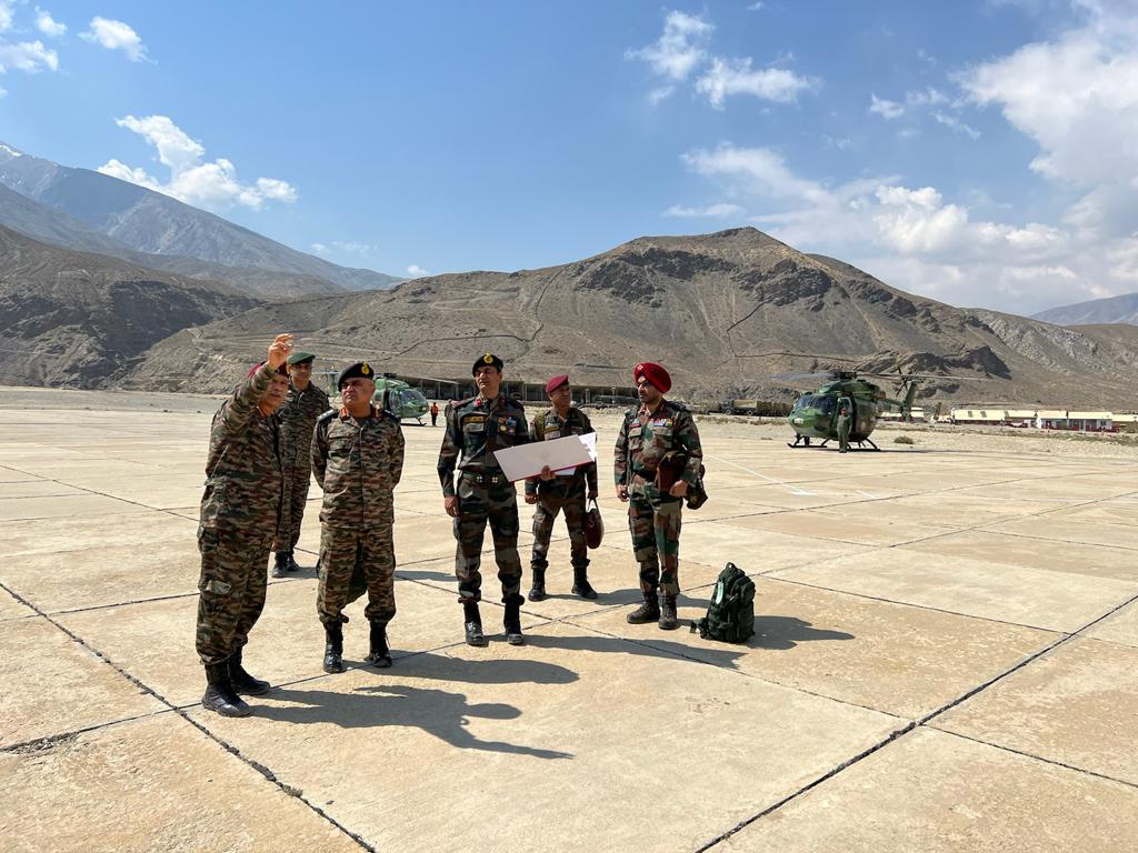 adgpi's tweet photo. General Manoj Pande #COAS visited forward areas along #LAC in #CentralSector & was briefed by the local commanders on the operational situation. #COAS also interacted with troops deployed in one of the harshest terrains & complimented them for their professionalism.
#IndianArmy https://t.co/TEqUaHH3GW