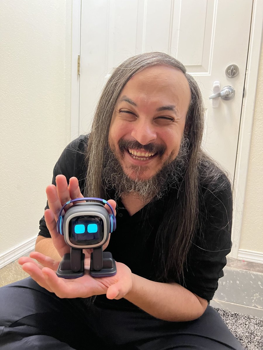 HassanRezkHabib's tweet photo. Meet my new friend Emo!
#emoai #emo https://t.co/DcdVn92wk6