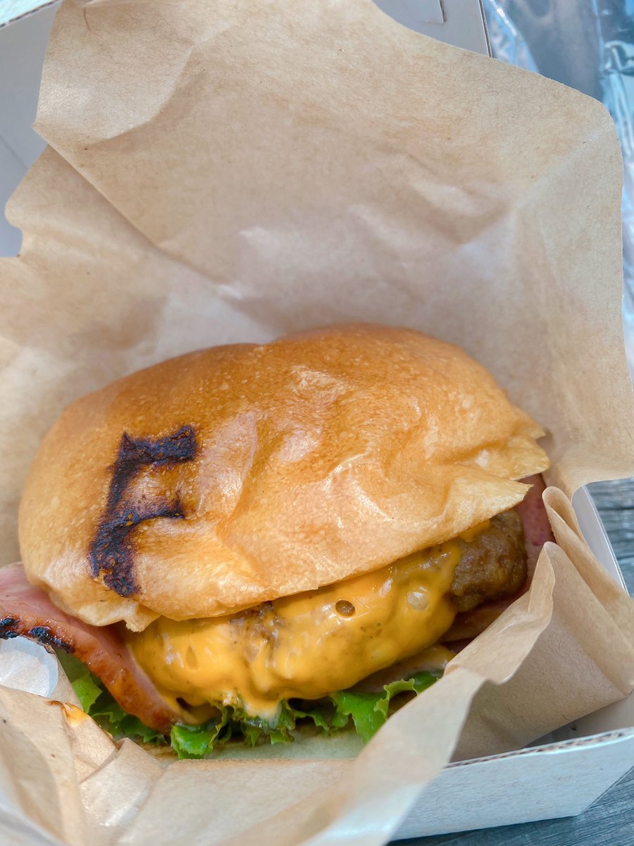 mayutaro2323's tweet photo. ちゃま様とウルフバーガー食べました🍔
美味しかった🥰
#wolfstore
#ウルフバーガー
#ちゃま様 https://t.co/LH7OL35j20