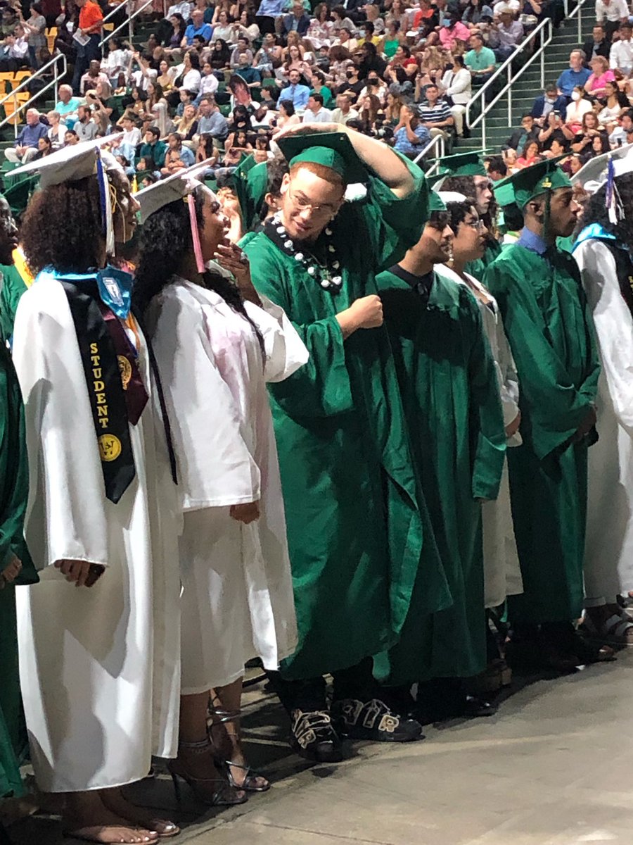 PWCSNews's tweet photo. Congratulations, @WoodbridgeHS Class of 2022! 🎓🎉 https://t.co/4qiw6vaMXe