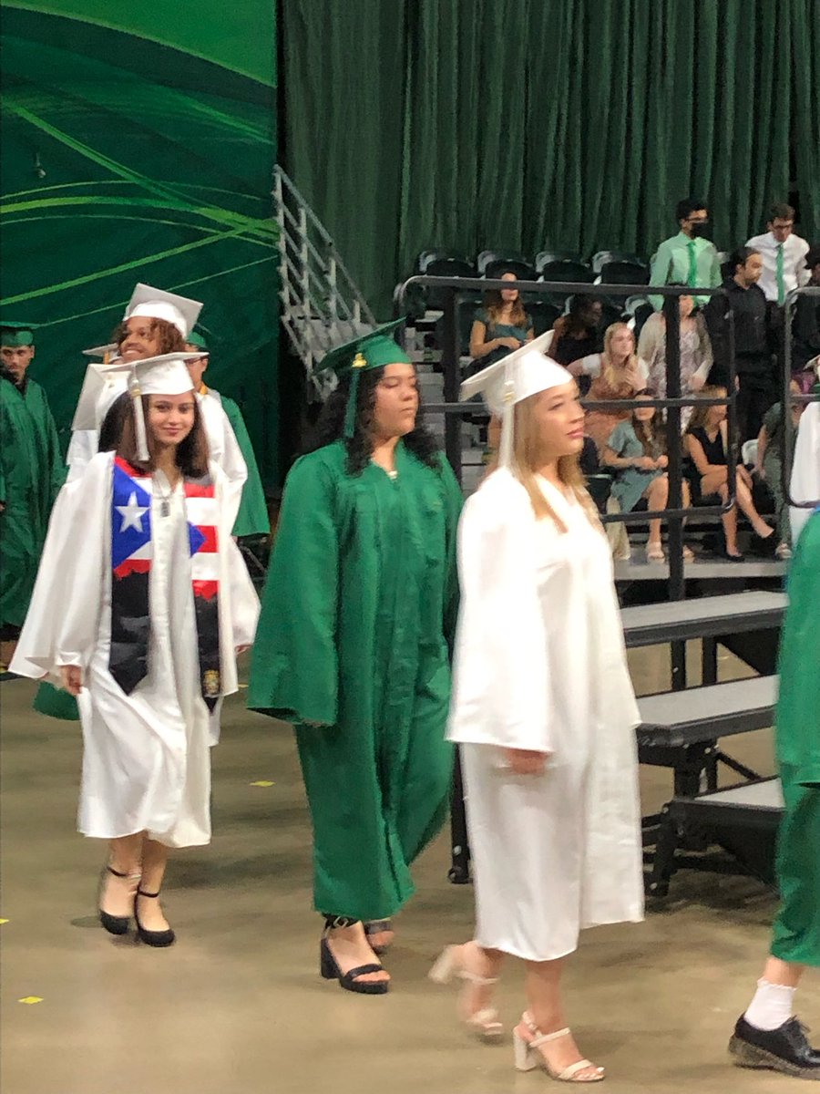 PWCSNews's tweet photo. Congratulations, @WoodbridgeHS Class of 2022! 🎓🎉 https://t.co/4qiw6vaMXe