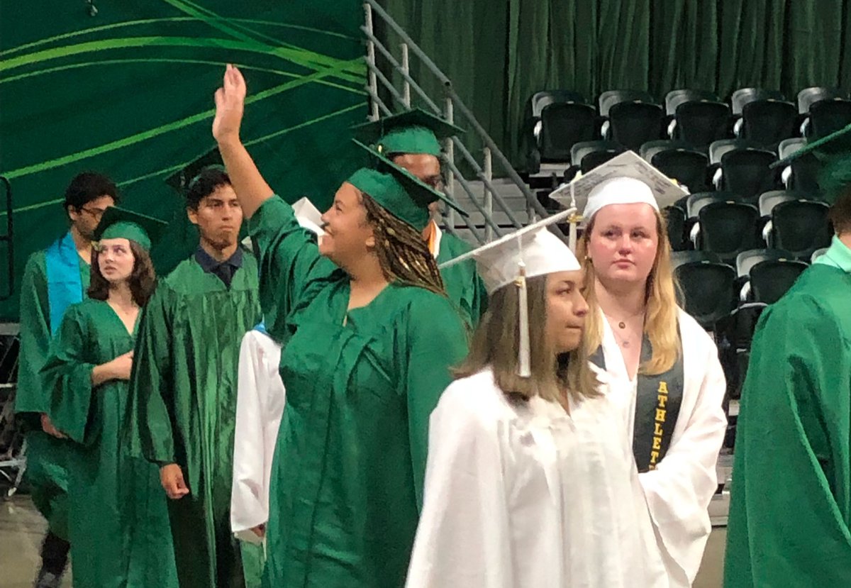 PWCSNews's tweet photo. Congratulations, @WoodbridgeHS Class of 2022! 🎓🎉 https://t.co/4qiw6vaMXe