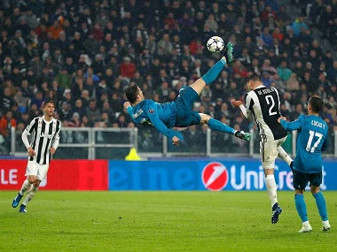 prfootbalI's tweet photo. Still can't beleive how Cristiano Ronaldo didn't win the Puskas award in 2018 for this goal. https://t.co/9bYvi4lIPF