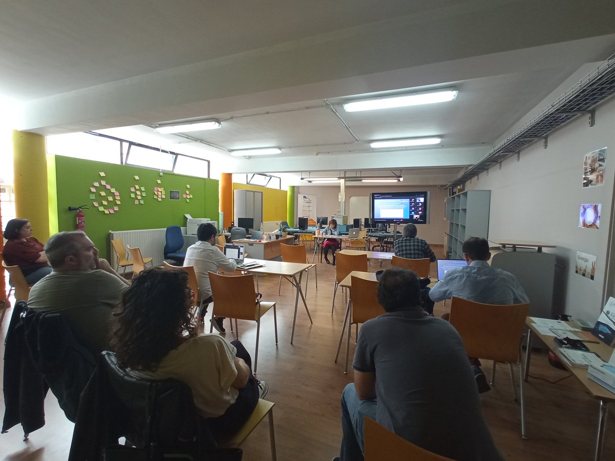 LaPonte2's tweet photo. ¡Damos comienzo a las VIII #JornadasdePatrimonioCultural! Sofía Moreno-Domínguez comparte online su experiencia en Espacio Comün, después de la presentación de las jornadas a cargo de Jesús Fernández y Carmen Pérez. https://t.co/6sqDj19jy2