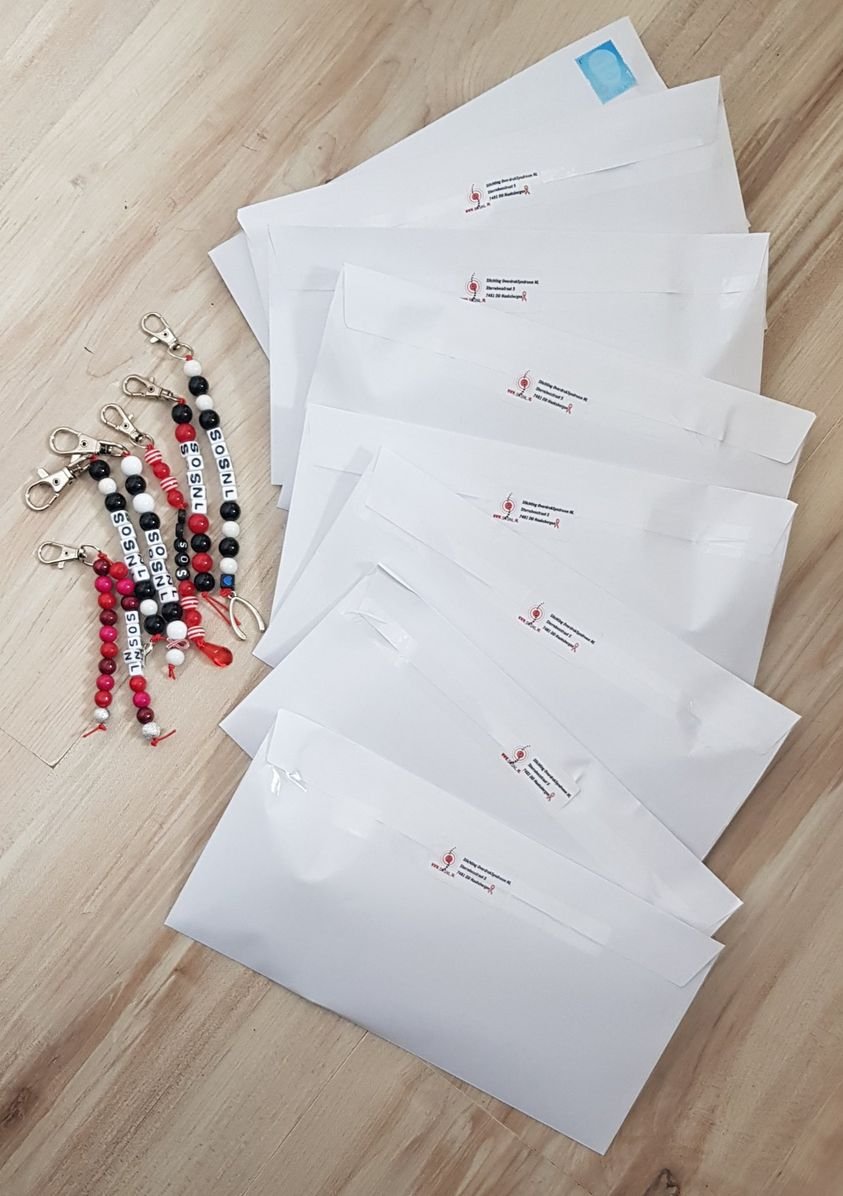 Vandaag gaan er weer #sleutelhangers en #flyers op de post voor onze nieuwe #Vrienden van #SOSNL als dank voor hun Vriendenbijdrage. 
Wil jij ook Stichting OverdrukSyndroom NL Steunen en zo'n leuke sleutelhanger cadeau krijgen? 
Word dan Vriend van SOSNL: forum.sosnl.nl/word-vriend/