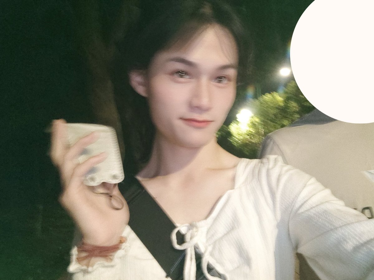 感谢今天晚上陪我伪街的工具人同学，我笑的像个傻子，但是看上去很自然所以还是发出来吧哈哈哈哈 #伪娘 #女装子 https://t.co/mOwMdrS1r0