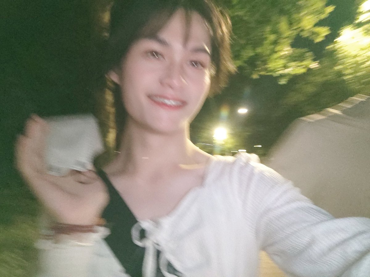 感谢今天晚上陪我伪街的工具人同学，我笑的像个傻子，但是看上去很自然所以还是发出来吧哈哈哈哈 #伪娘 #女装子 https://t.co/mOwMdrS1r0
