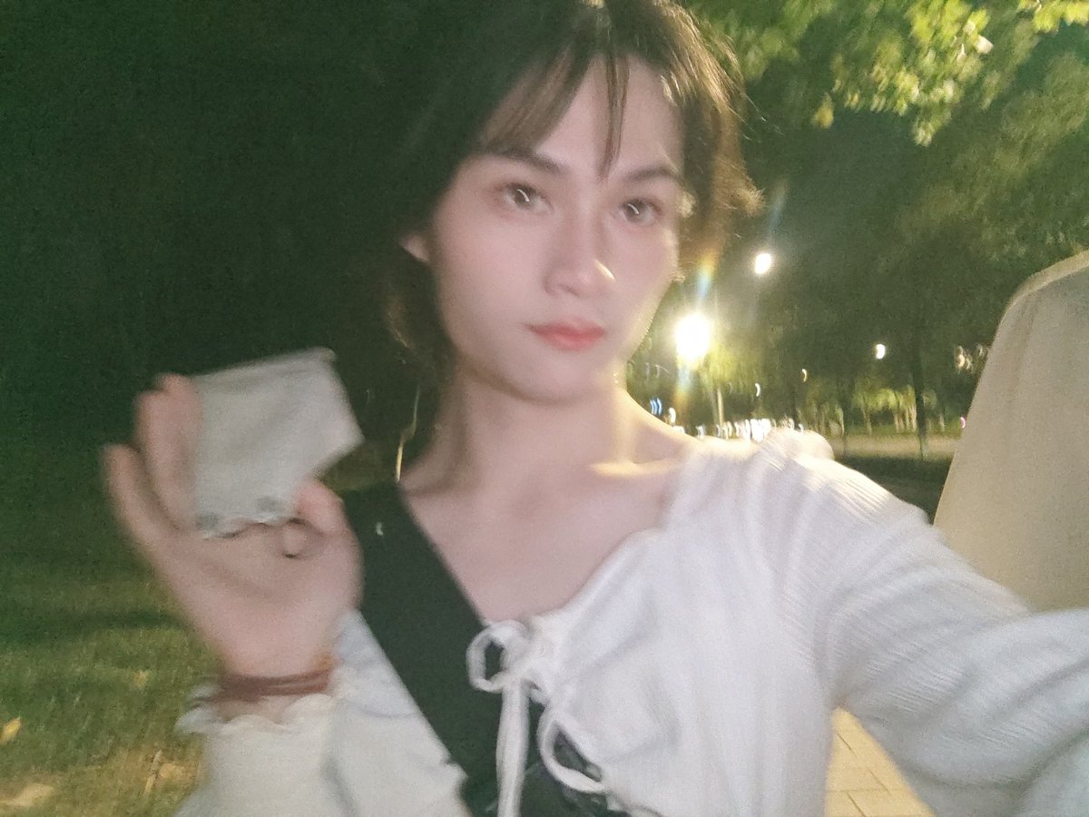 感谢今天晚上陪我伪街的工具人同学，我笑的像个傻子，但是看上去很自然所以还是发出来吧哈哈哈哈 #伪娘 #女装子 https://t.co/mOwMdrS1r0