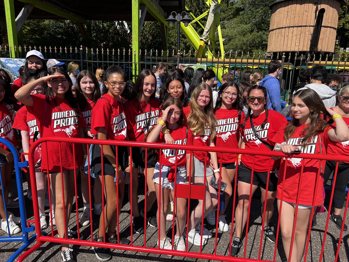 BennerMineola's tweet photo. @MineolaMS is having a beautiful day for our 7th grade @AdventurelandLI trip! #MineolaProud @MsTrojanowski https://t.co/KSplkDnj7D