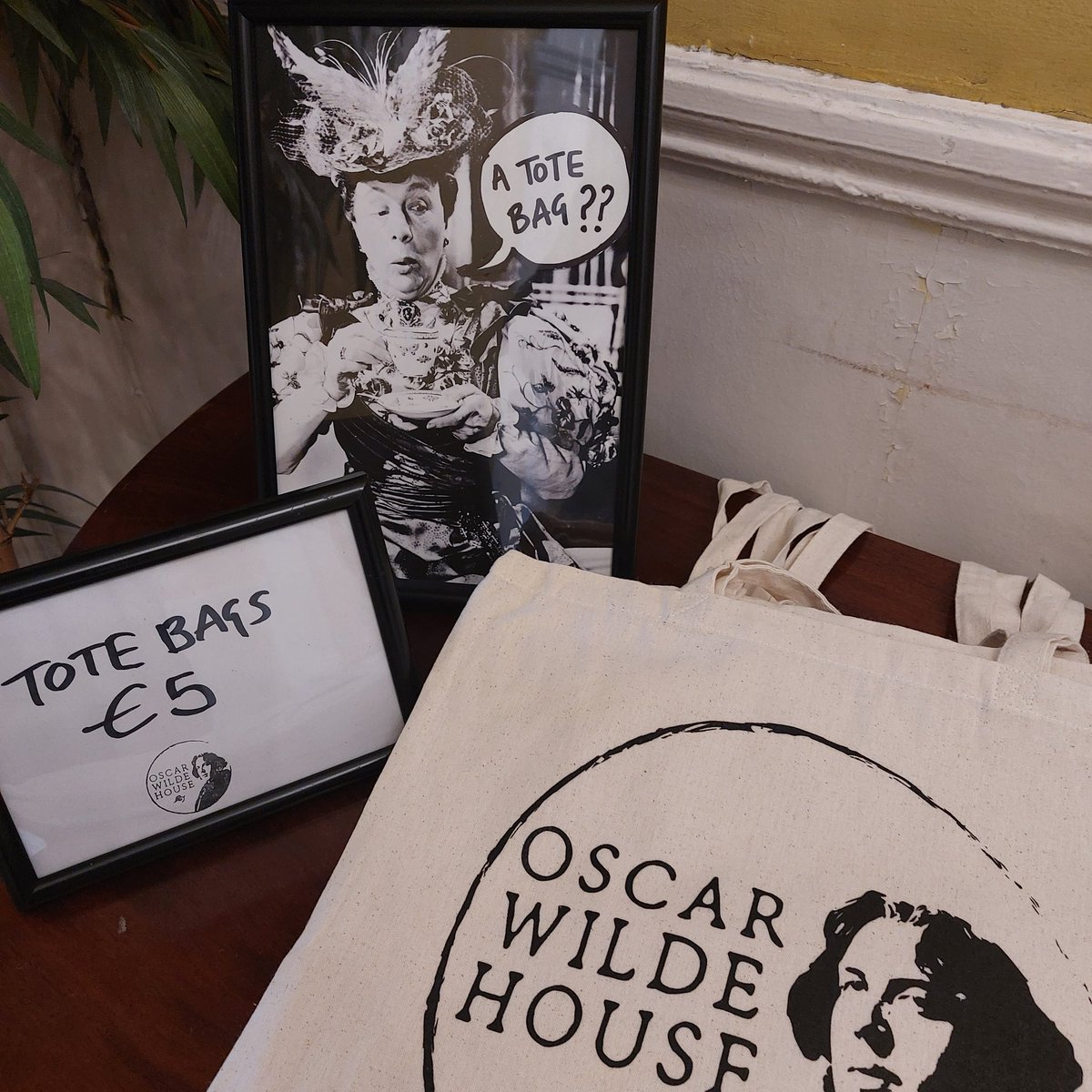 Totes amazin' #dublinireland #dublin #oscarwilde #Irishfolklore #Irishwriter #failteireland #tourismireland #bramstoker #oscarwildequotes #oscarwildehouse #jamesjoyce #ireland #discoverdublin