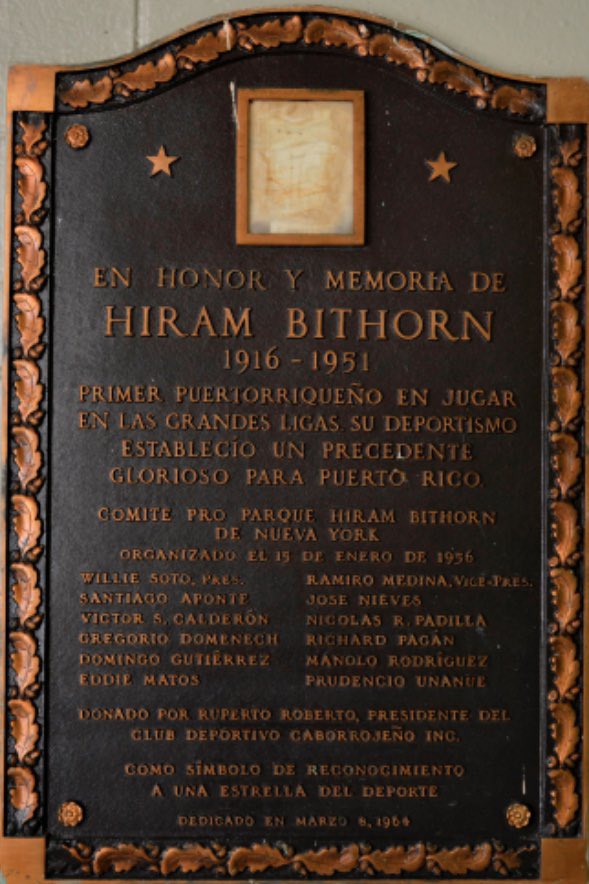 “En Honor y Memoria De Hiram Bithorn” Marzo 8 del 1964 placa colocada en el “lobby”del Estadio Hiram Bithorn @ San Juan PR 🇵🇷donada por el Comité  Pro Parque Hiram Bithorn de Nueva York “COMO SÍMBOLO DE RECONOCIMIENTO A UNA ESTRELLA DEL DEPORTE” ↕️